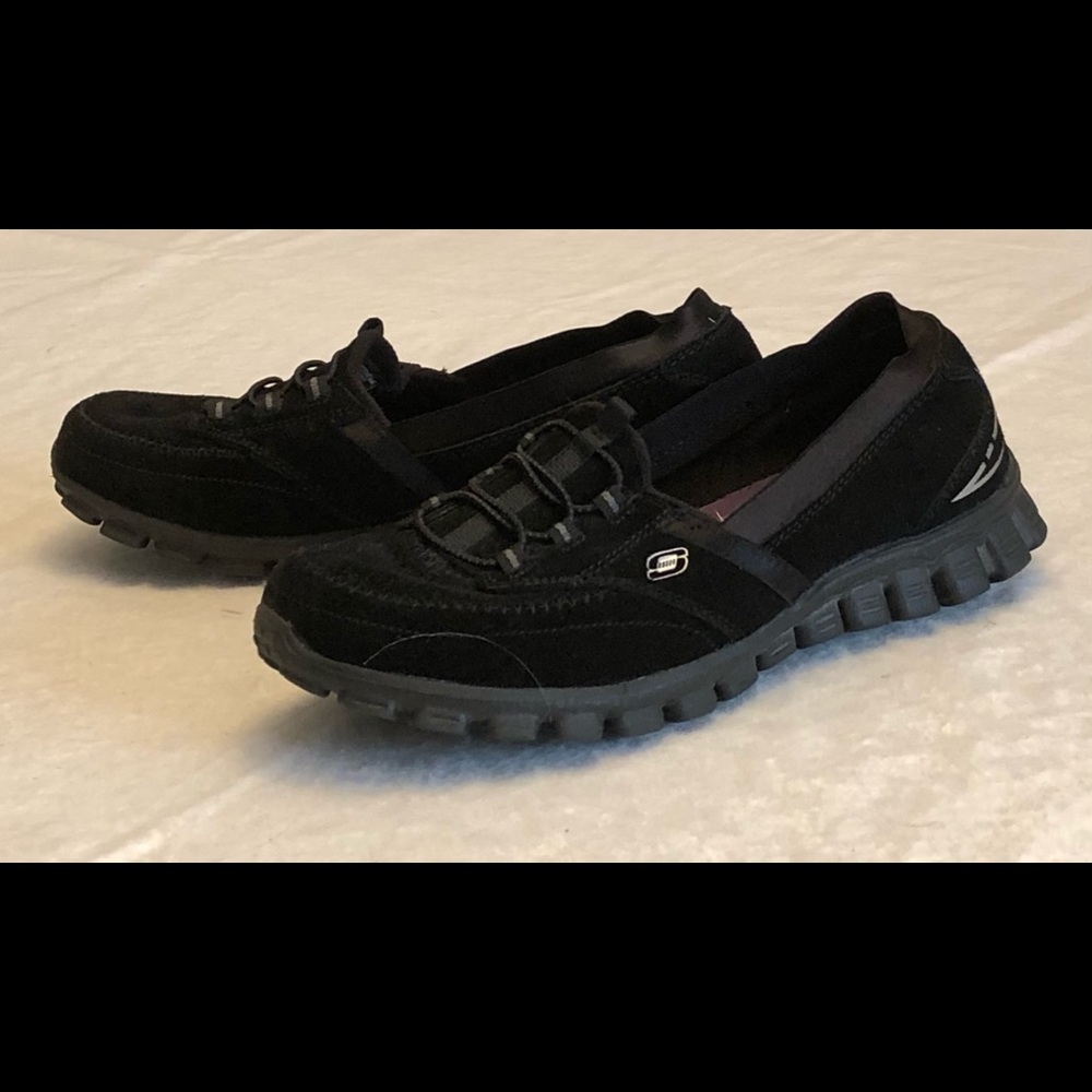 Women’s Skechers casual shoe, black, size 8